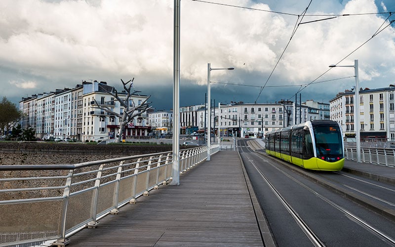 Tramway sur le pont de Recouvrance à Brest